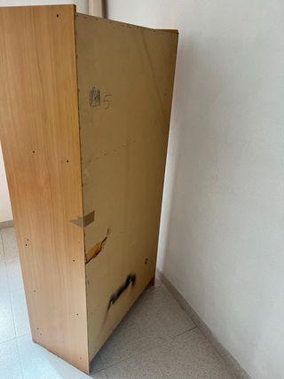 Mueble de madera con cajones y puerta