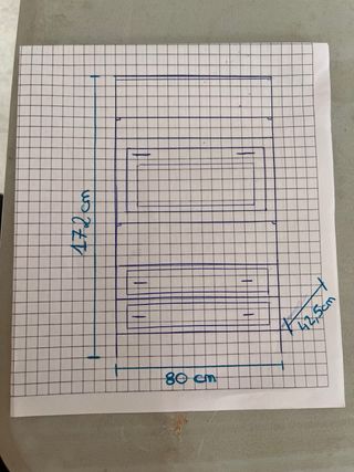 Mueble de madera con cajones y puerta