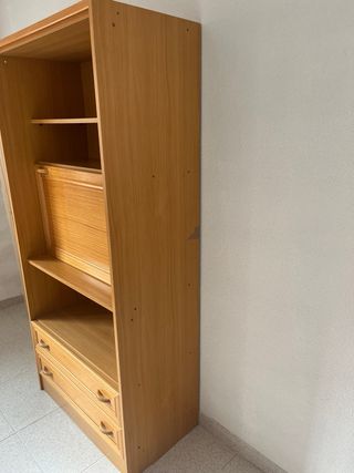 Mueble de madera con cajones y puerta