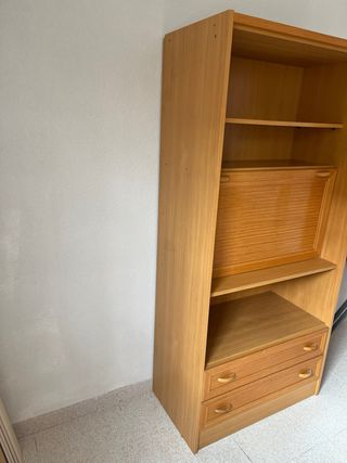 Mueble de madera con cajones y puerta
