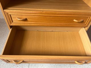 Mueble de madera con cajones y puerta