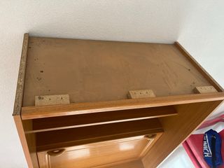 Mueble de madera con cajones y puerta