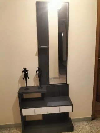Mueble de entrada. Color negro. Buen estado