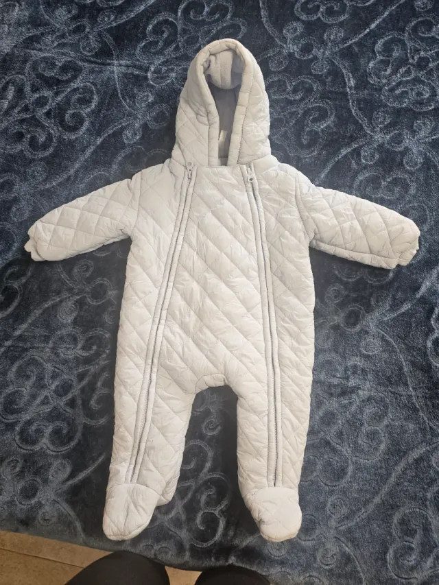 Mono de bebé acolchado con capucha