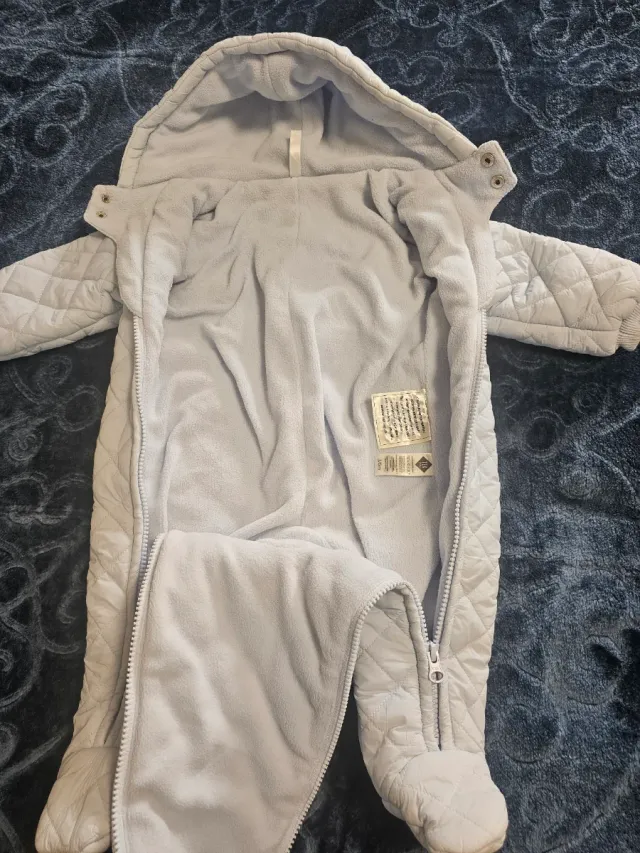 Mono de bebé acolchado con capucha