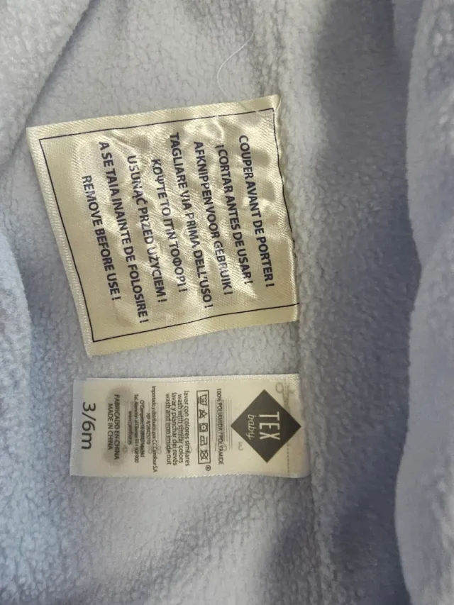 Mono de bebé acolchado con capucha