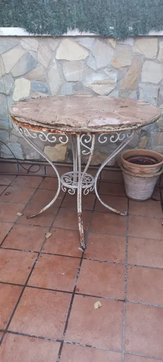 Mesa redonda forja y piedra