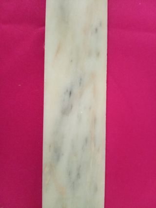 Tira de mármol natural 73 x 6 x 2 cm.