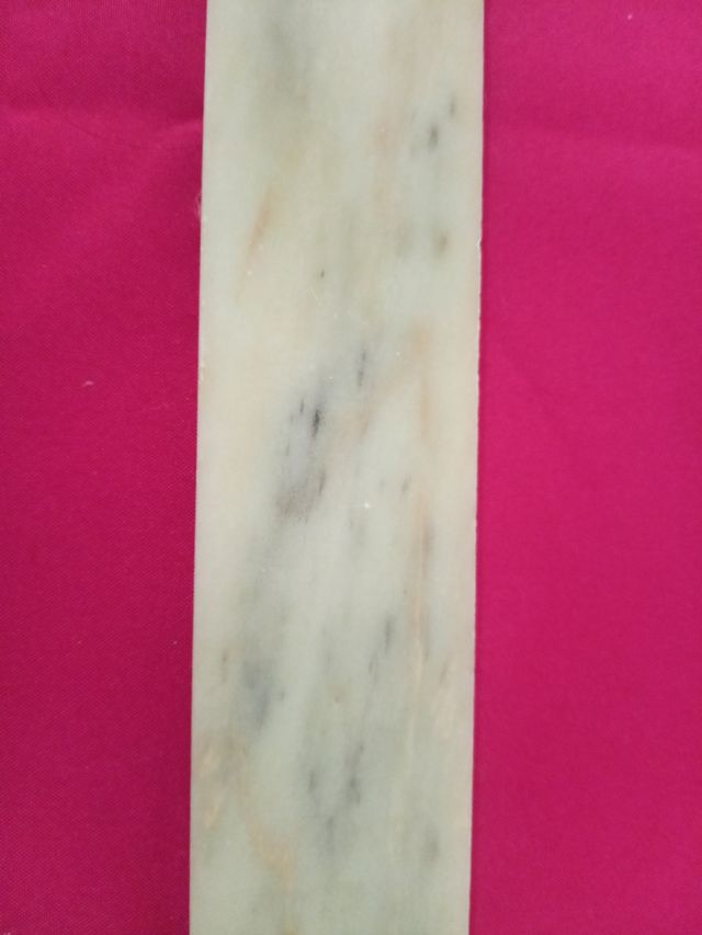 Tira de mármol natural 73 x 6 x 2 cm.