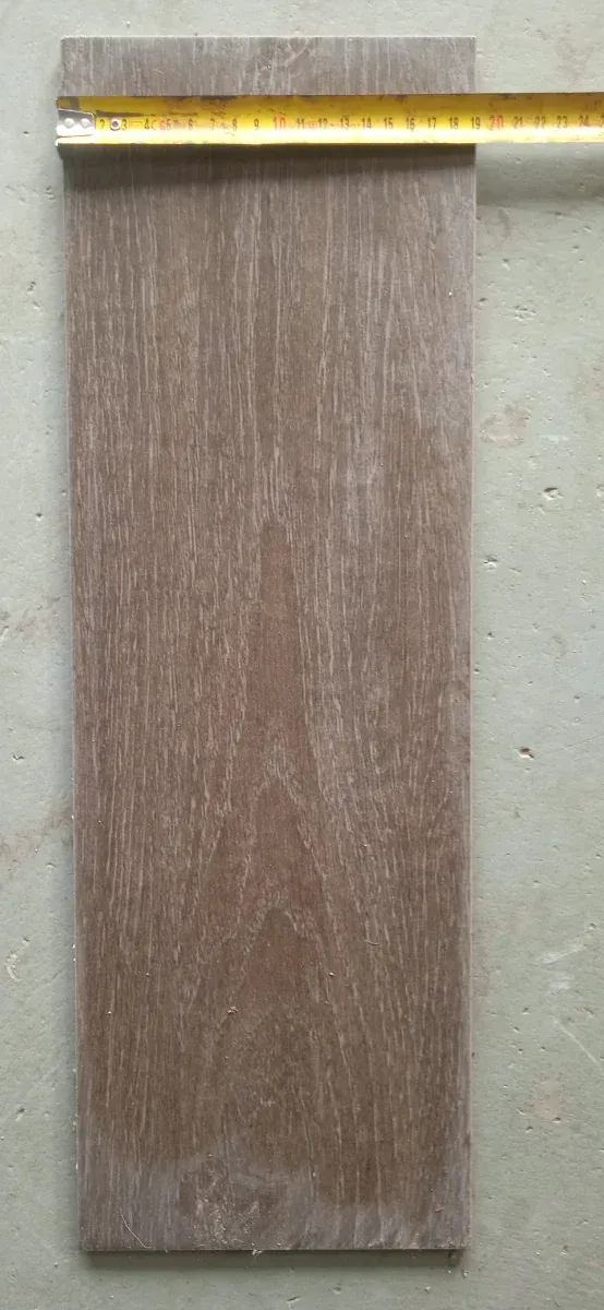 Baldosas alargadas efecto madera. 19 x 57 cm. 24 U