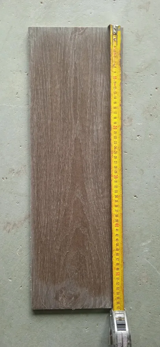 Baldosas alargadas efecto madera. 19 x 57 cm. 24 U