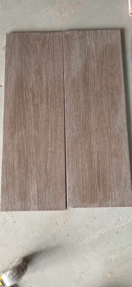 Baldosas alargadas efecto madera. 19 x 57 cm. 24 U