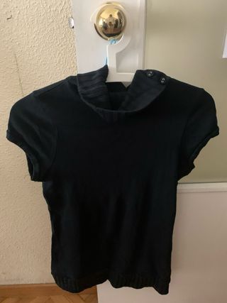 Top negro cuello alto botones