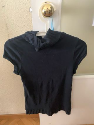 Top negro cuello alto botones