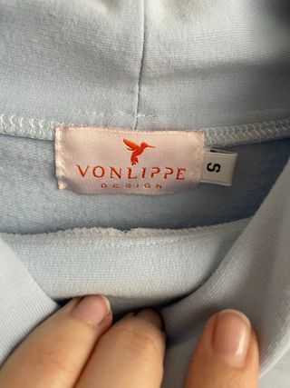 Jersey azul con mangas estampadas