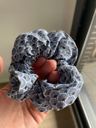 Jersey azul con mangas estampadas