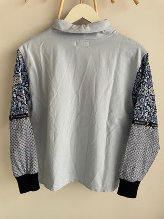 Jersey azul con mangas estampadas