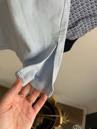 Jersey azul con mangas estampadas