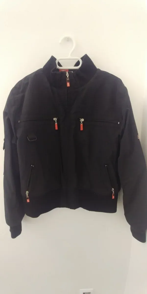 Cazadora negra chica