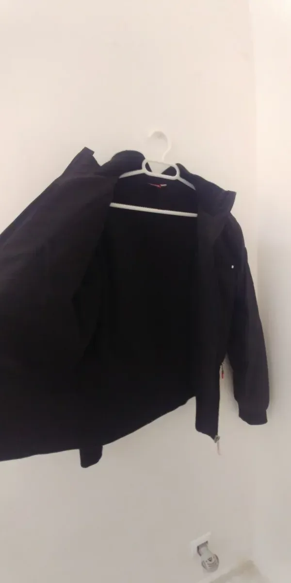 Cazadora negra chica