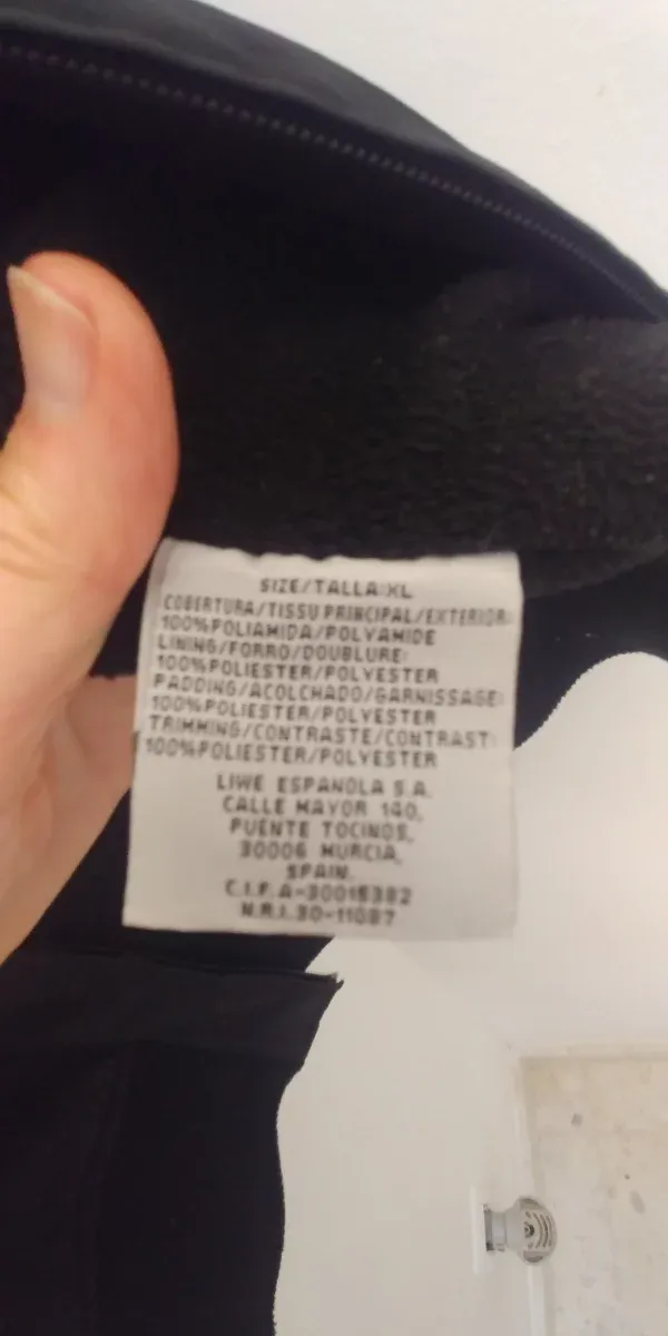 Cazadora negra chica