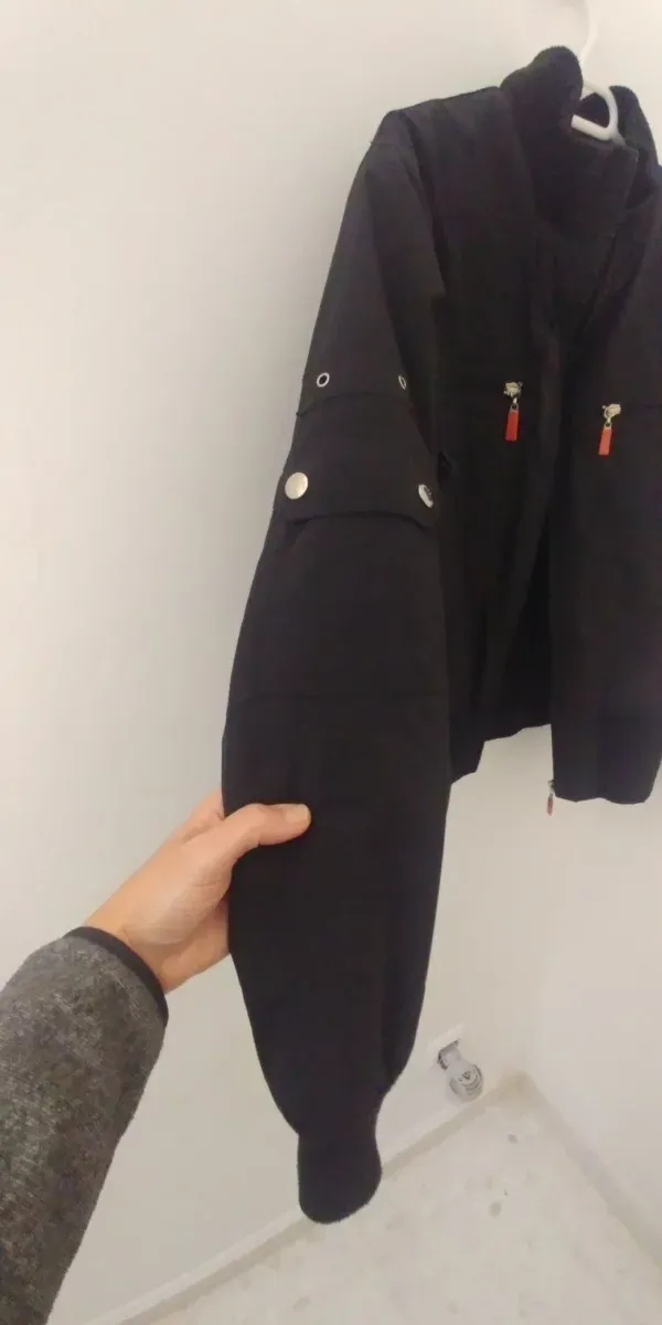 Cazadora negra chica