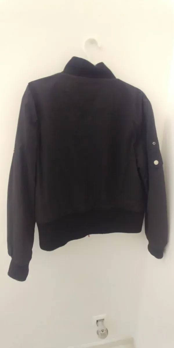 Cazadora negra chica