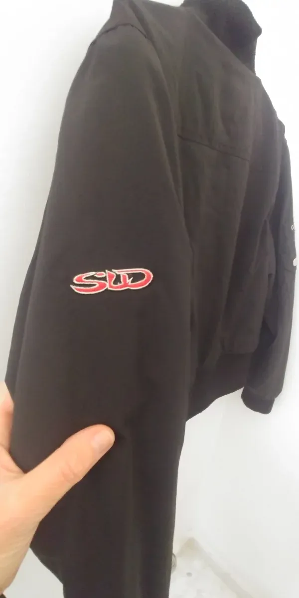 Cazadora negra chica