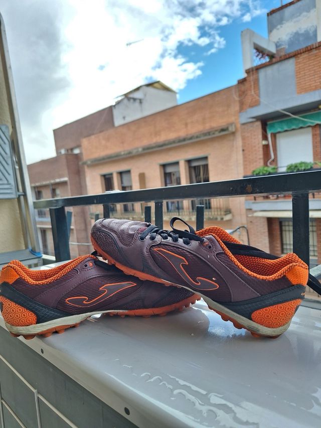 Botas de fútbol Joma marrones y naranjas