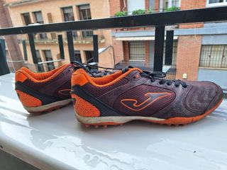 Botas de fútbol Joma marrones y naranjas