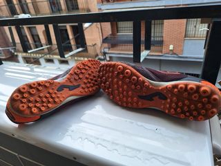 Botas de fútbol Joma marrones y naranjas