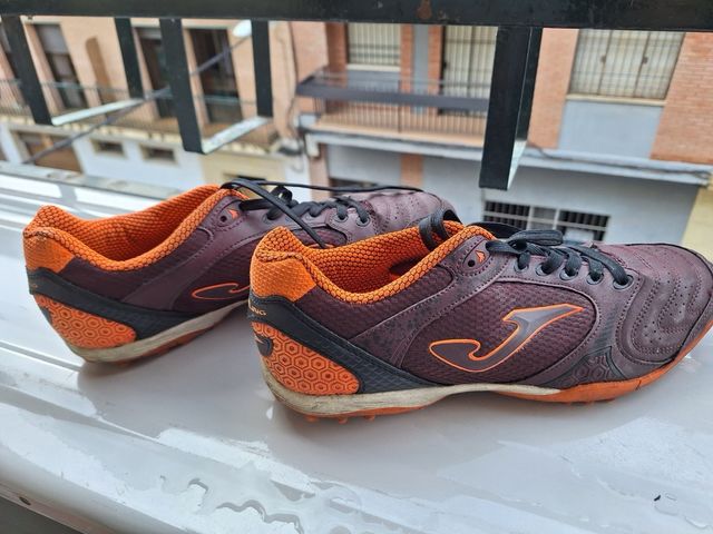 Botas de fútbol Joma marrones y naranjas