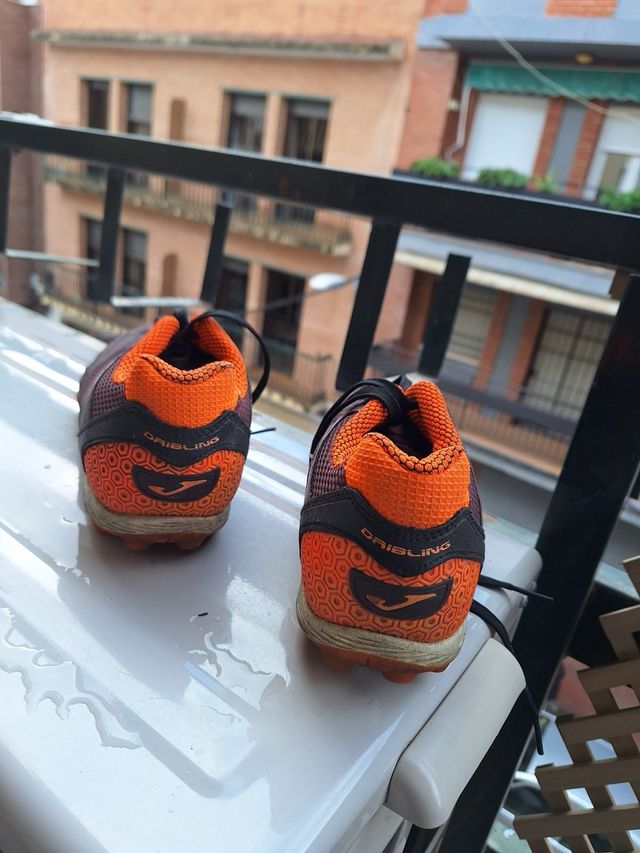 Botas de fútbol Joma marrones y naranjas