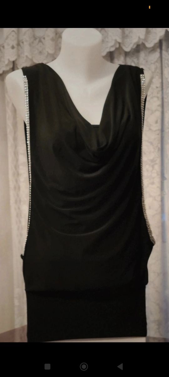 Vestido negro con detalles brillantes