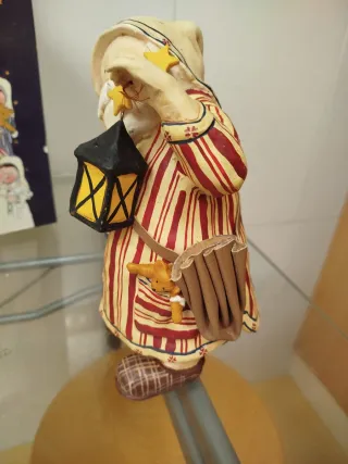 Figura Annekabouke con libro y farol. Con caja.