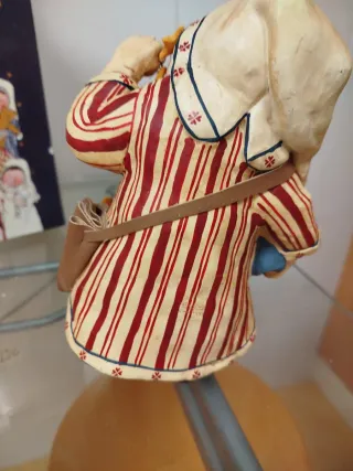 Figura Annekabouke con libro y farol. Con caja.