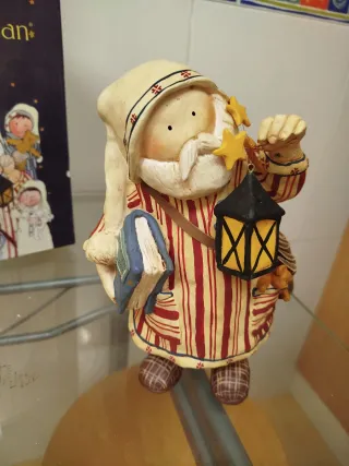 Figura Annekabouke con libro y farol. Con caja.