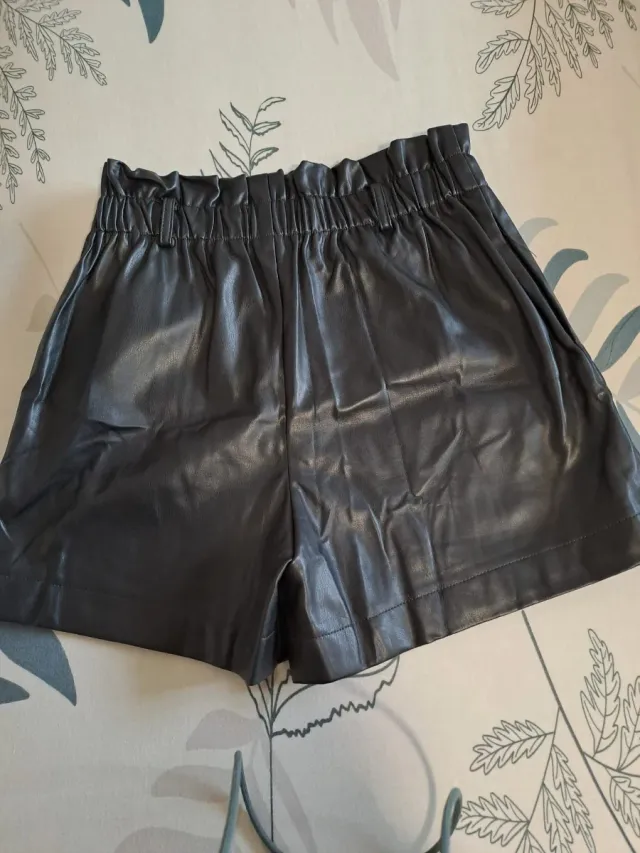 Pantalón corto efecto piel gris