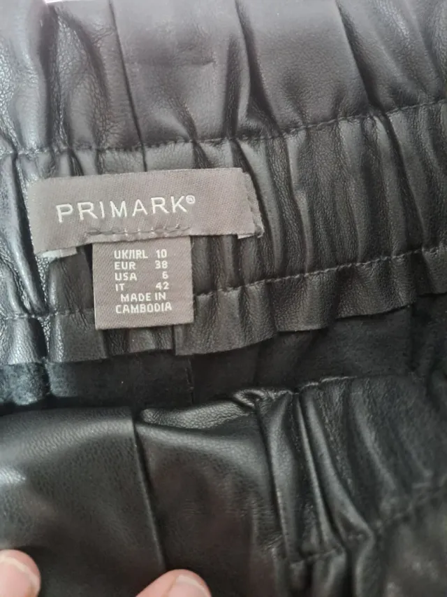 Pantalón corto efecto piel gris