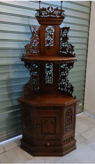Mueble rinconera de madera tallada