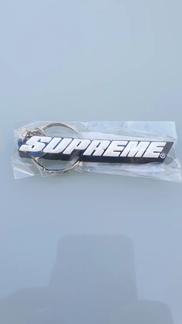 Llavero Supreme Negro Bevel Logo Box