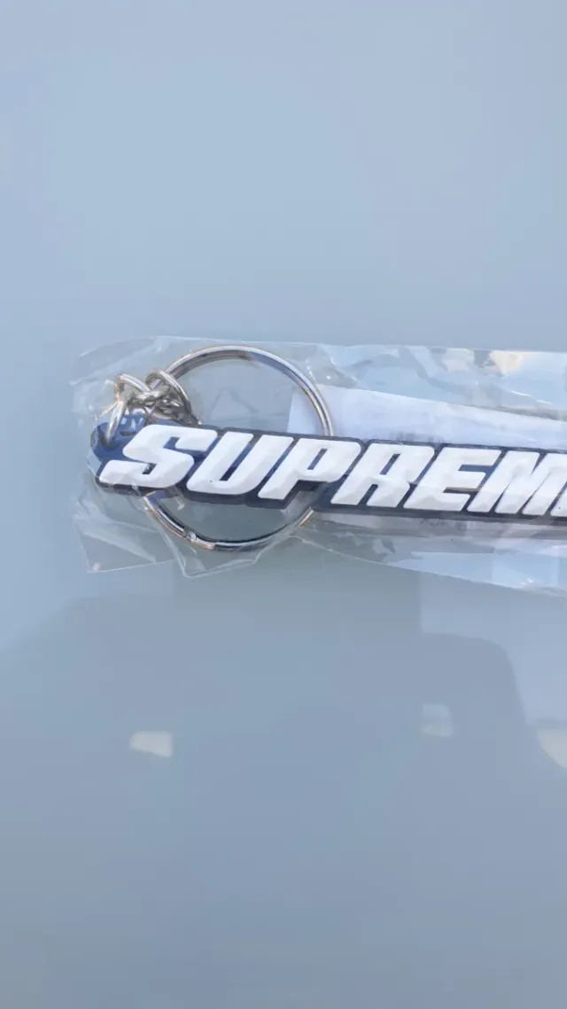 Llavero Supreme Negro Bevel Logo Box