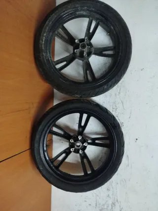 Llantas delantera y traseraPeugeot Tweet