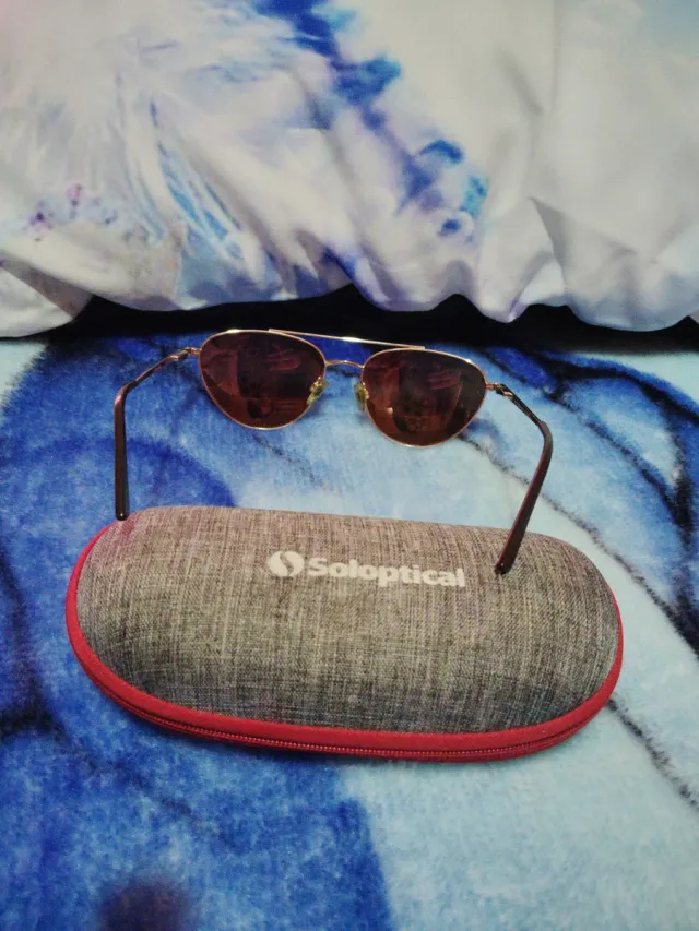 Occhiali da sole dorati e rosa da donna