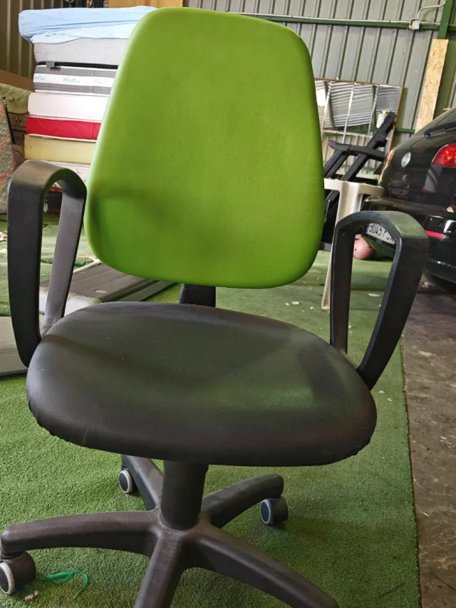 Silla giratoria verde y negra
