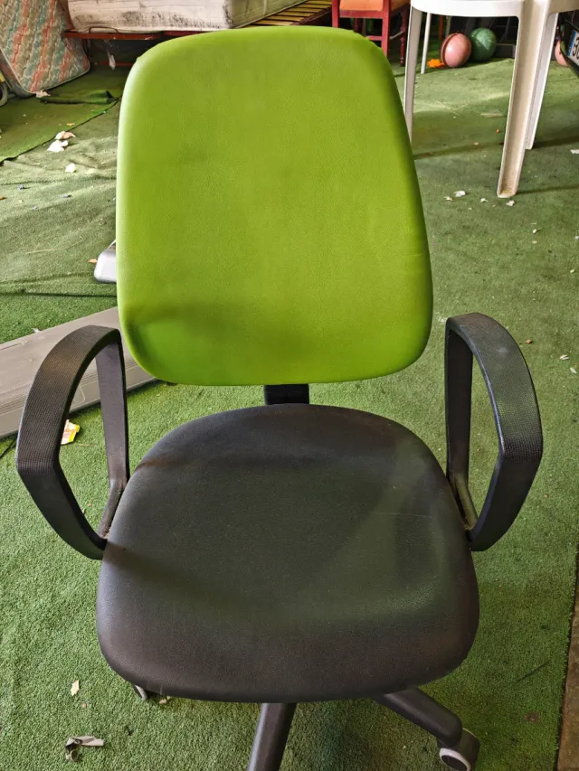 Silla giratoria verde y negra