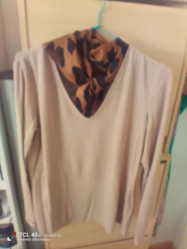 Jersey lana beige cuello pico