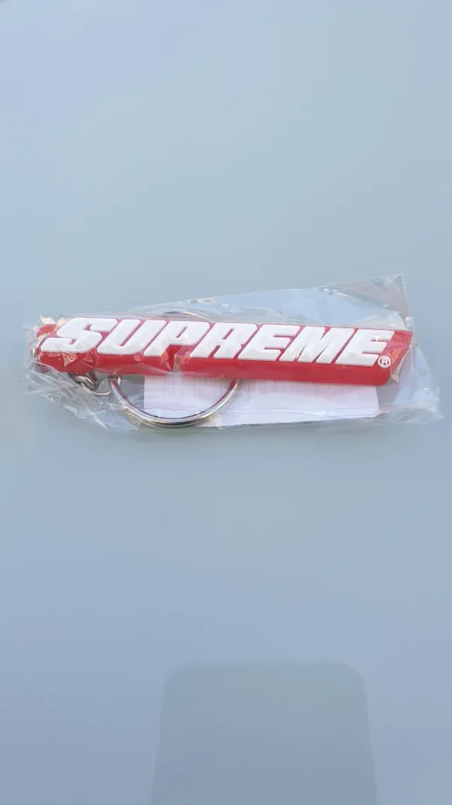 Llavero Supreme Rojo Bevel Logo Box