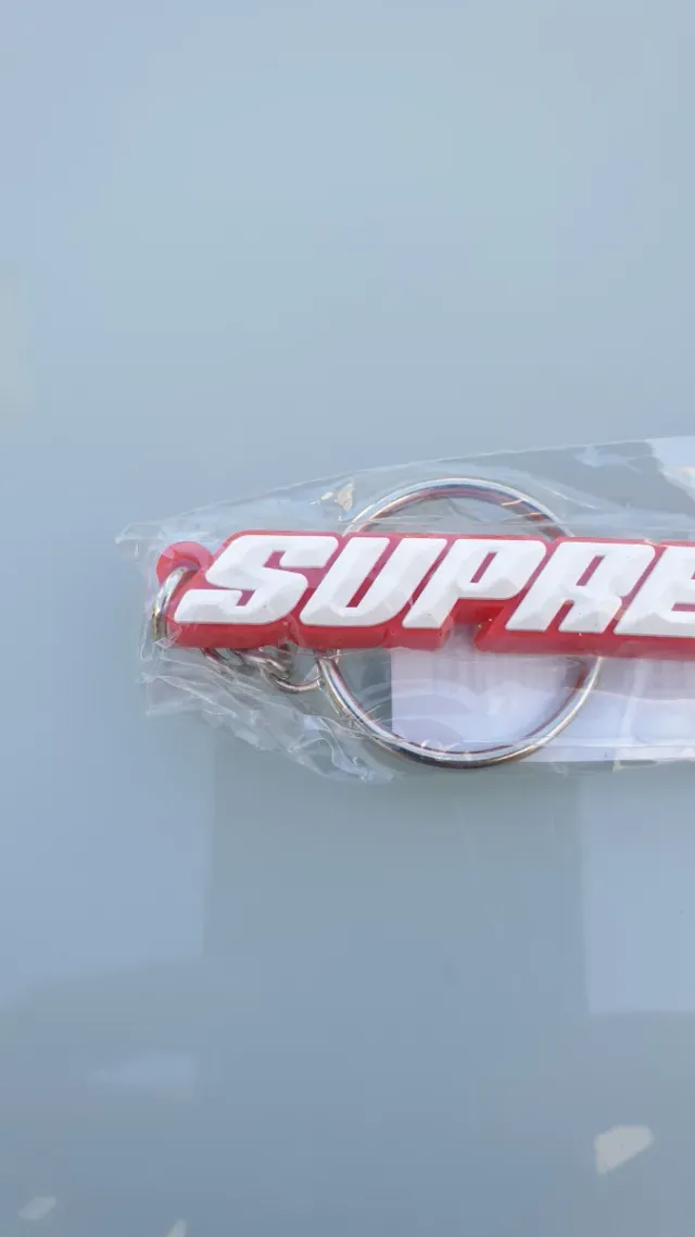 Llavero Supreme Rojo Bevel Logo Box