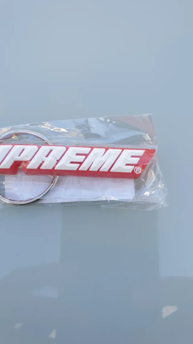 Llavero Supreme Rojo Bevel Logo Box